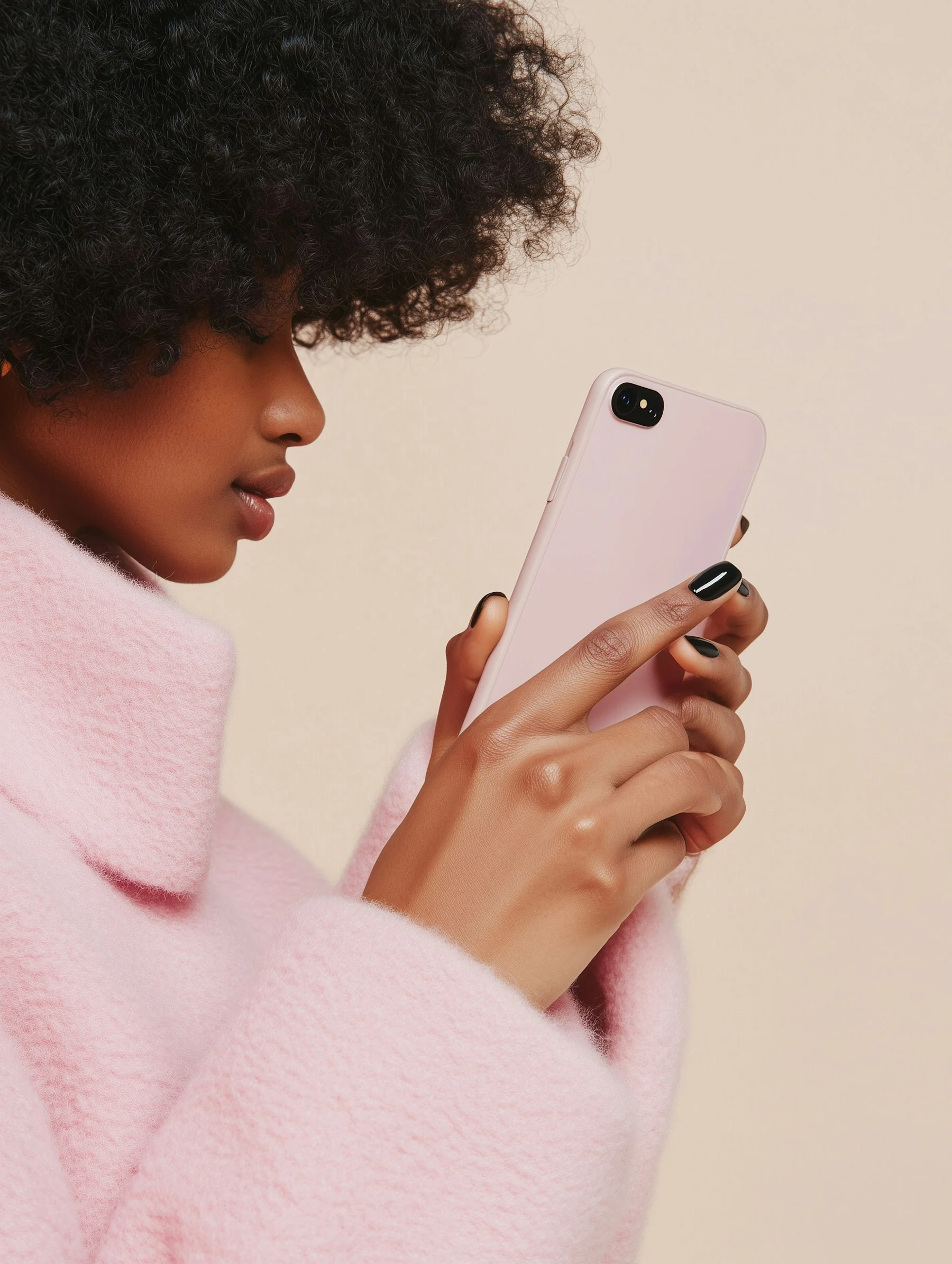 Pessoa com casaco rosa usando um celular em composição editorial